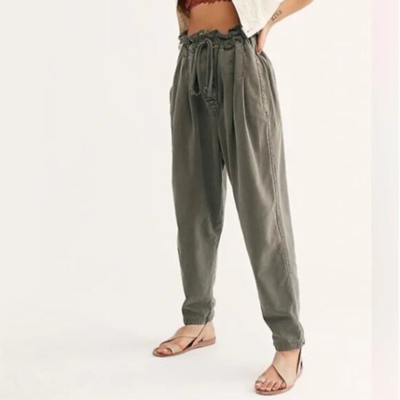 Free People Margate Pleated Trouser Pants In Moss Green - Picture 1 of 12